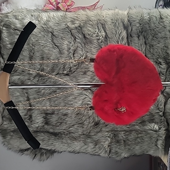 Red Chic Heart-Shaped Fluffy Crossbody Bag with Chain Strap. NWOT - Picture 1 of 7